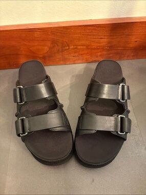 UGG Platform Sandal- black